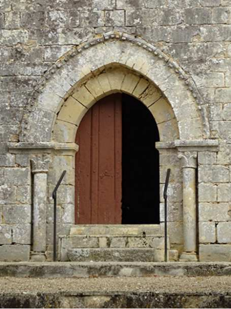 Façade de l'église Saint-Mathieu de Nesdes