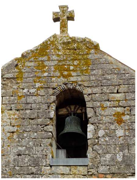 Pignon de l'église de Nesdes avec cloche et croix au sommet