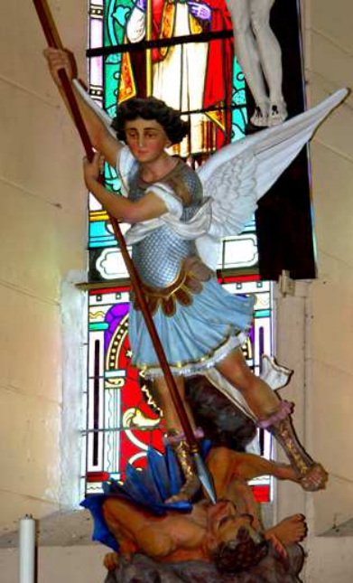Statue représentant Saint-Michel écrasant Satan.
