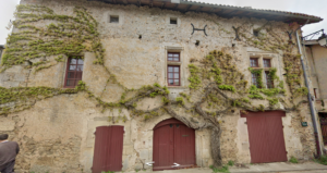 Maison anciennes avec de la vigne vierge