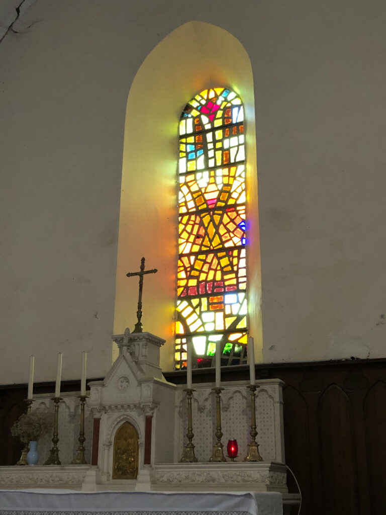 Vitrail d'axe représentant la croix de Saint-André avec au premier le maître-autel