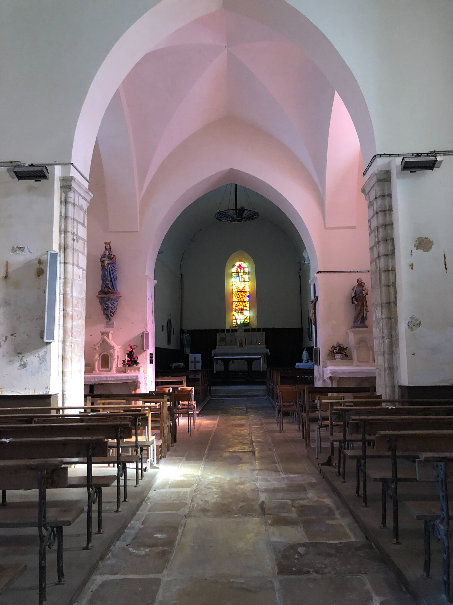 Intérieur de l'église Saint-André de Montreuil-Bonnin avec des voûtes gothiques