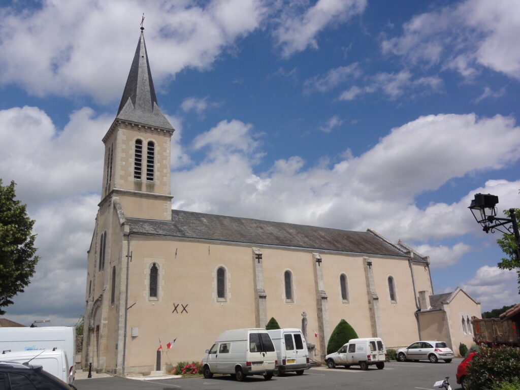 Vue d'ensemble de l'église de La Chapelle-Montreuil